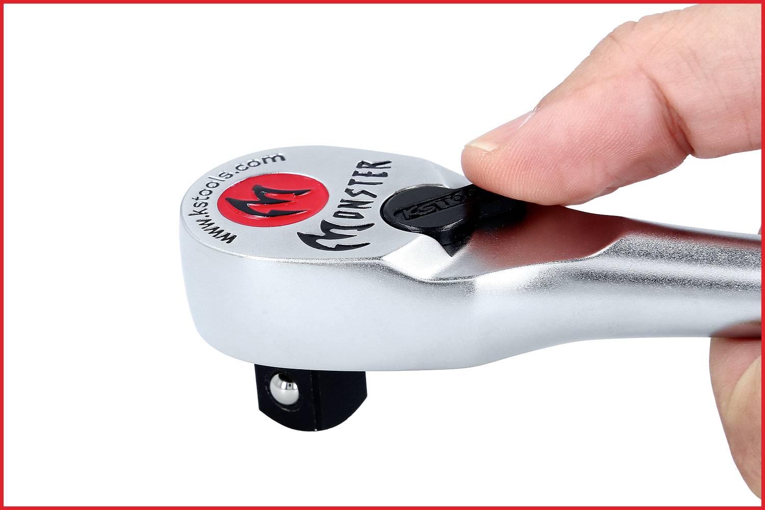 Eine Hand hält einen silbernen, umschaltbaren Ratschenschlüssel der Marke Monster.