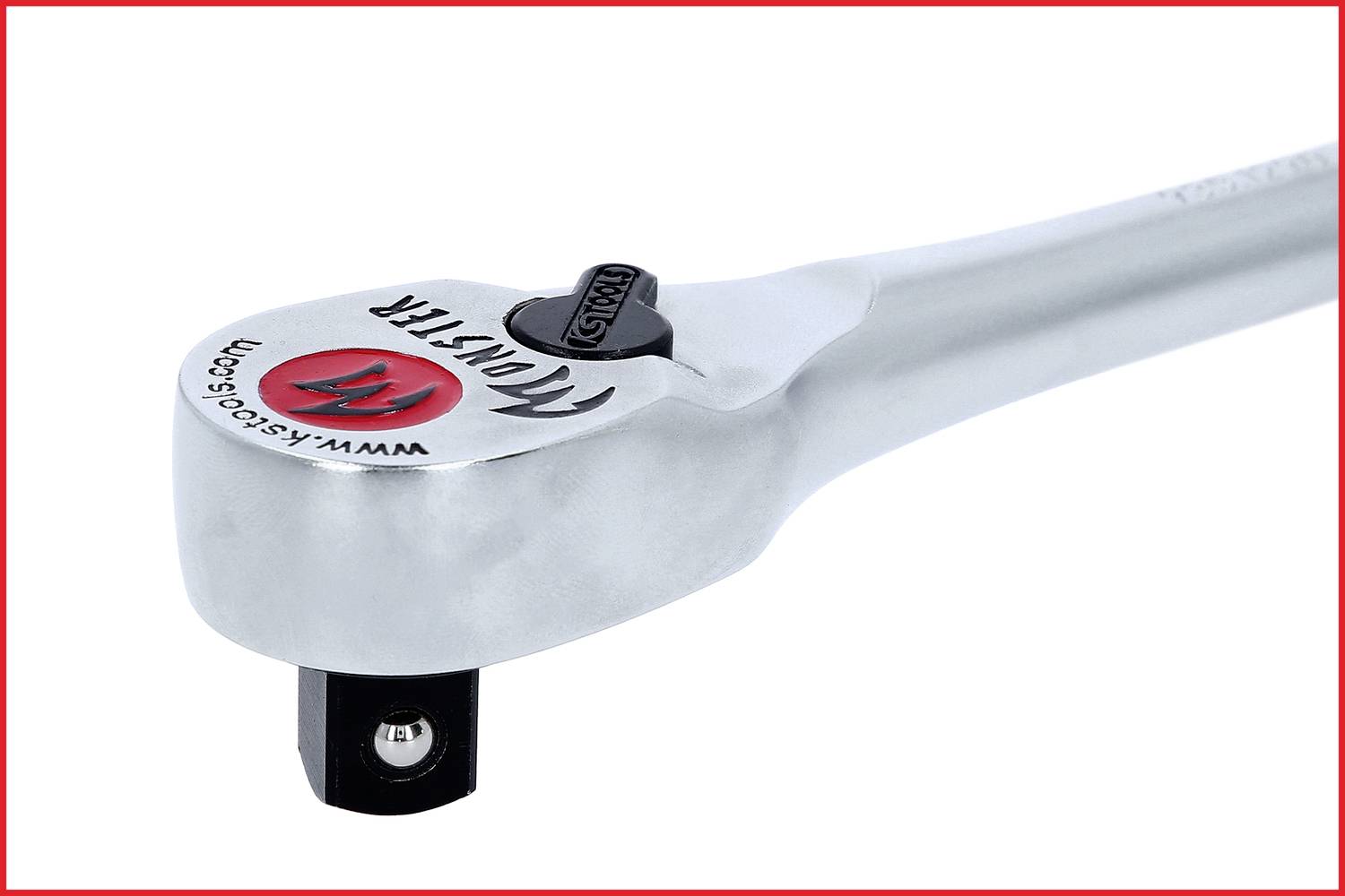 Ein verchromter Knarrenschlüssel mit rotem Logo und Webadresse bedruckt, geeignet zum Festziehen von Schraubverbindungen.