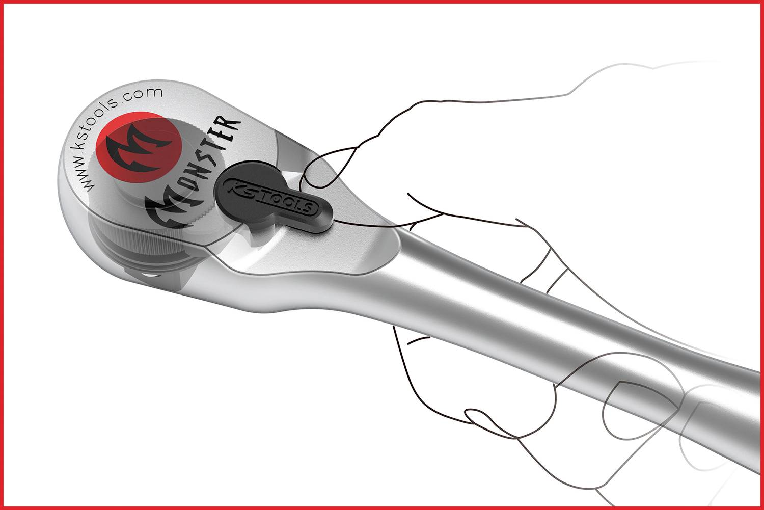 Eine verchromte Knarre der Marke 'K Stools', mit der Aufschrift 'Monster'. Eine Hand greift den Griff der Knarre.