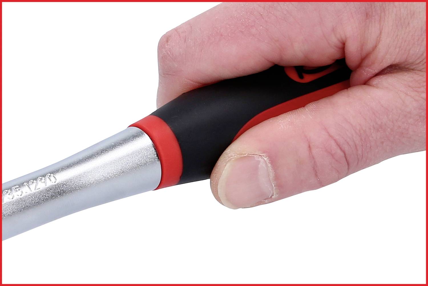 Eine Hand hält einen schwarzen und roten Schraubenschlüsselgriff.