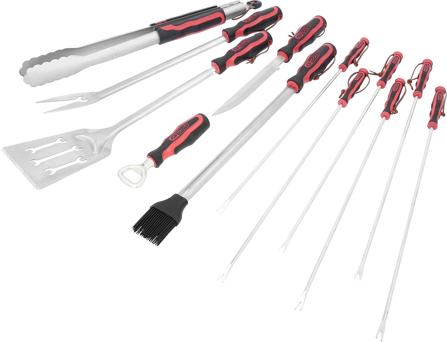 Grillzubehör-Set bestehend aus Zange, Grillwender, Messer, Gabel, Pinsel, Flaschenöffner und Spießen mit rot-schwarzen Griffen.