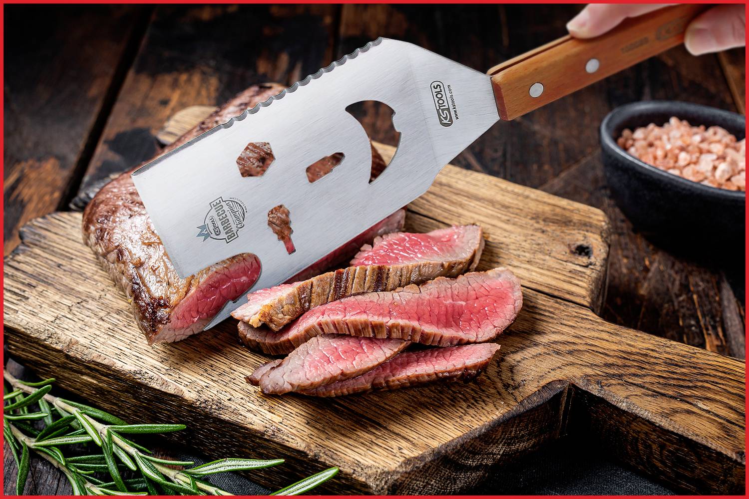 Gegrilltes Steak, dünn geschnitten auf Holzbrett, mit rosa Himalayasalz und Rosmarinzweig, zeigt Zubereitung und Präsentation.