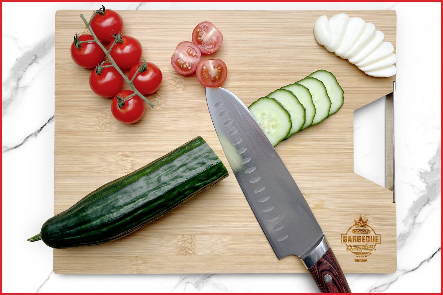 Cherrytomaten, Gurke, Mozzarella und Tomaten auf einem Schneidebrett mit einem Messer. Bereitstellung von Zutaten für einen Salat.