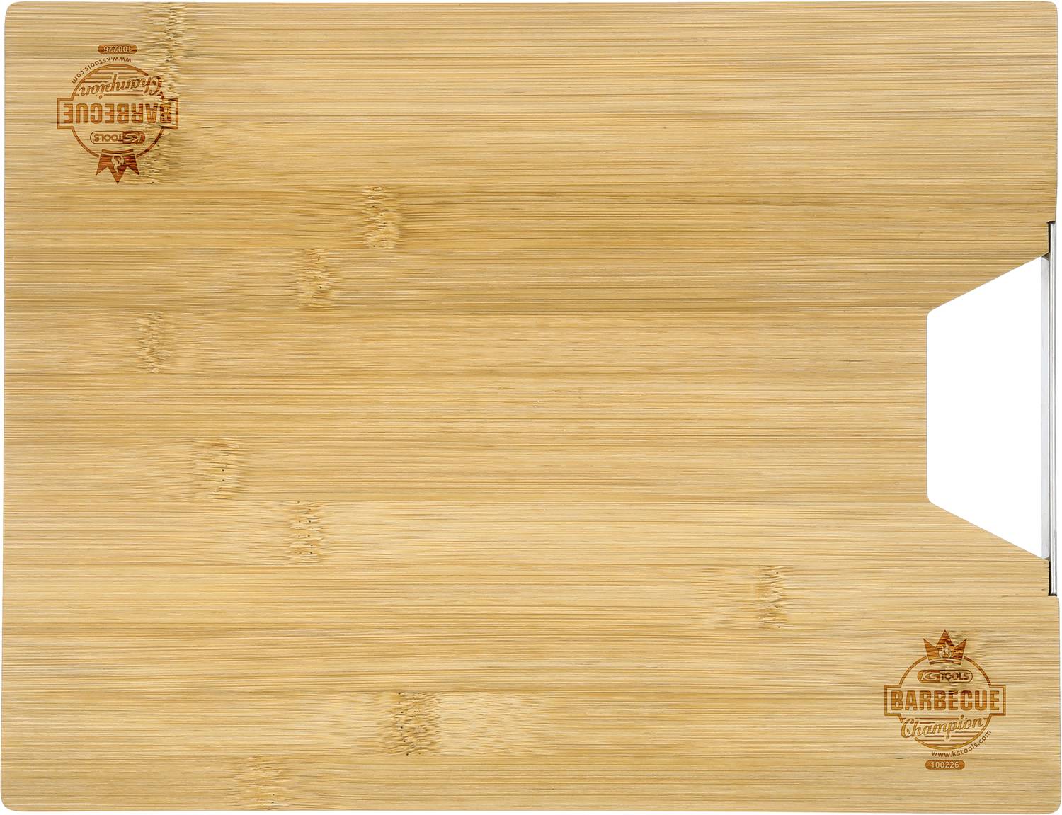 Ein rechteckiges Schneidebrett aus Holz mit zwei geprägten Logos. Oben links und unten rechts ist 'American Barbecue Company' zu erkennen.