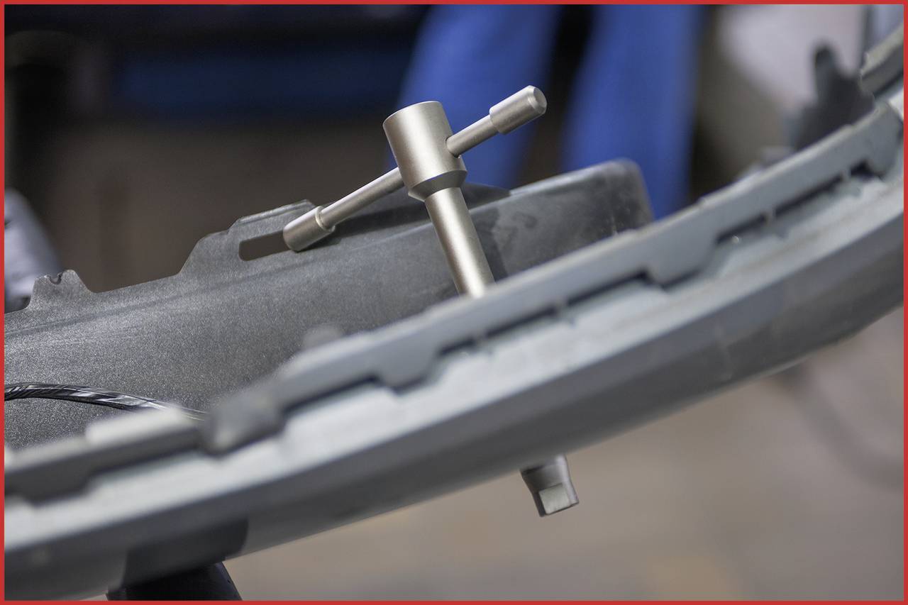 Ein Nahaufnahme eines Werkzeugs, das in einen Reifen eingeführt wird. Es wird möglicherweise zur Reparatur oder Montage verwendet.