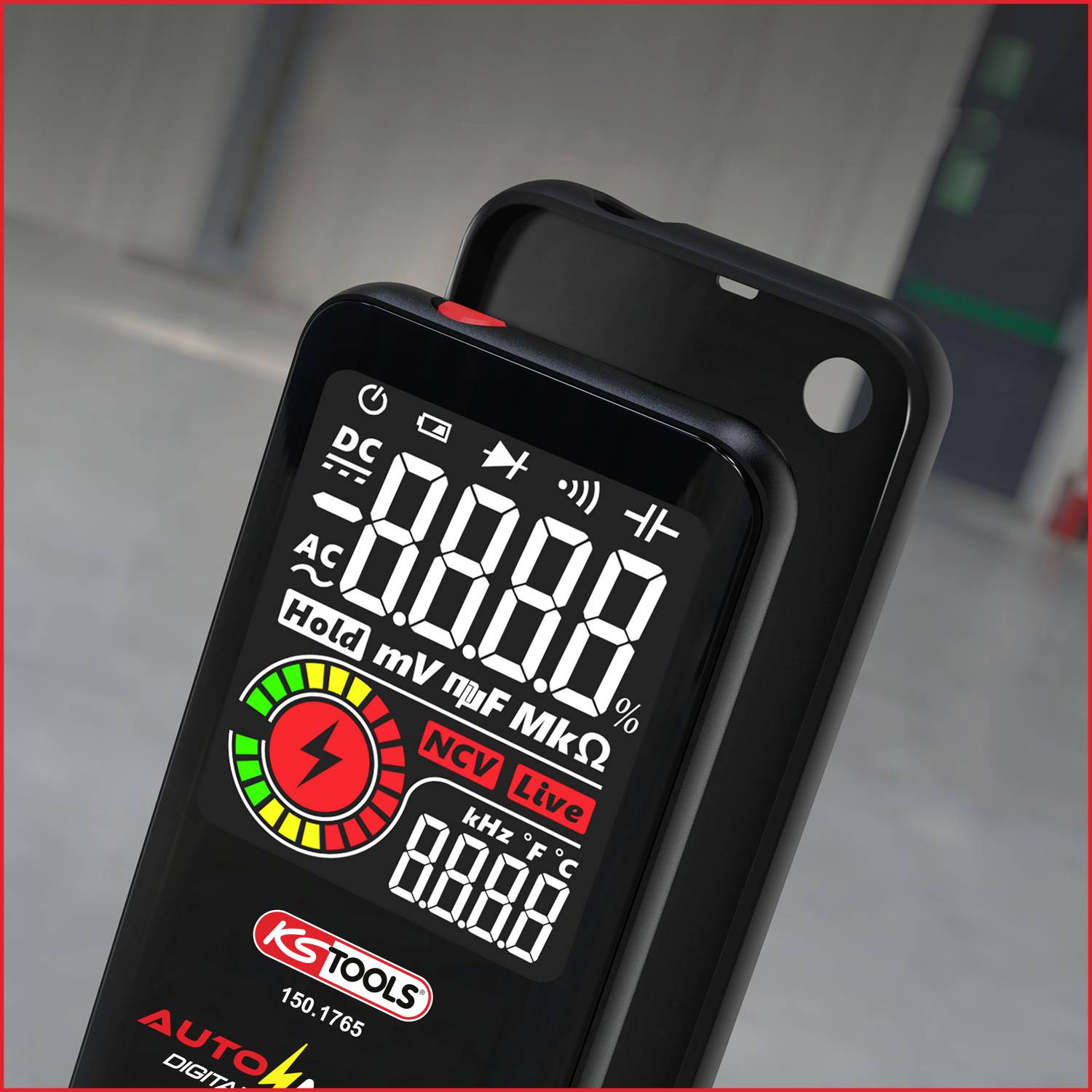 Ein digitales Multimeter zeigt eine Anzeige mit verschiedenen elektrischen Messwerten, Symbolen und einem roten Warnlicht.