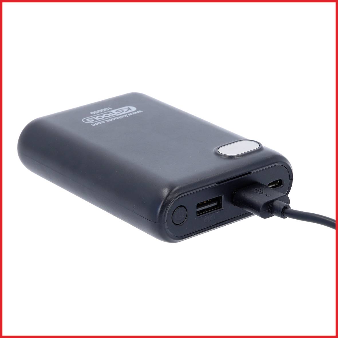 'Schwarze Powerbank mit USB-Kabel verbunden, liegend auf weißem Hintergrund, zeigt die Aufladefunktion für mobile Geräte.'