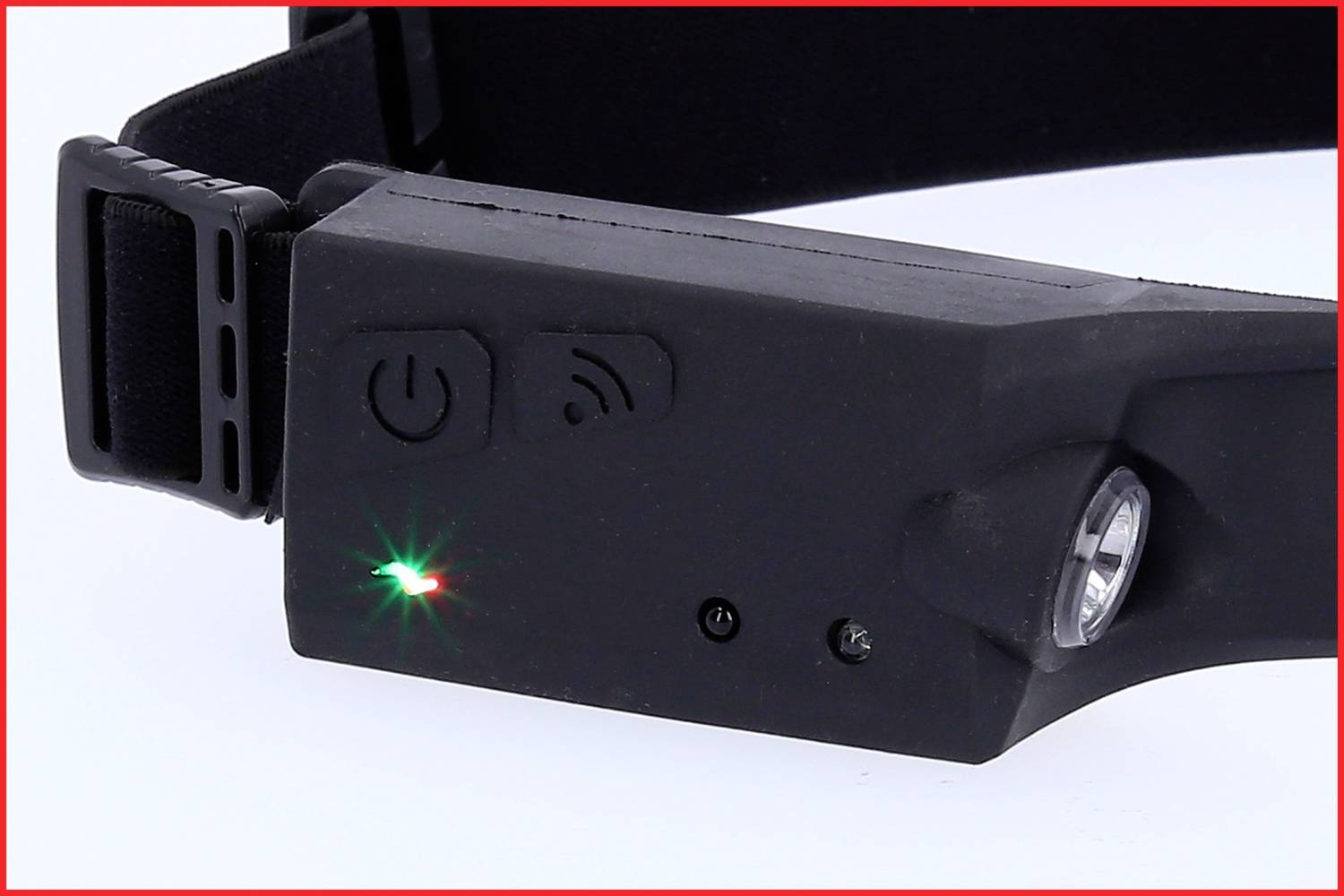 Ein schwarzes Stirnband mit Bedienknöpfen und einem kleinen weißen Licht an der Seite, LED-Leuchten zeigen den Betriebsstatus an.