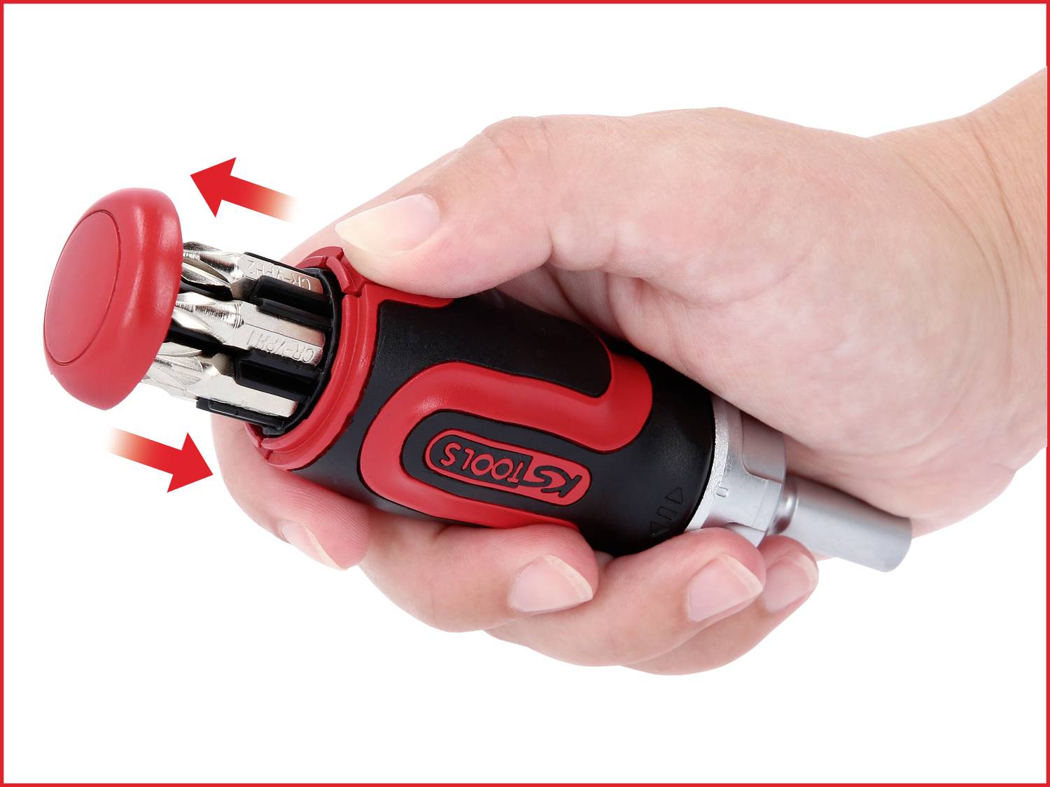 Eine Hand hält einen Schraubendreher mit integriertem Bitsatz im Griff. Zwei Pfeile zeigen die Bewegungsrichtung des Knopfes an.