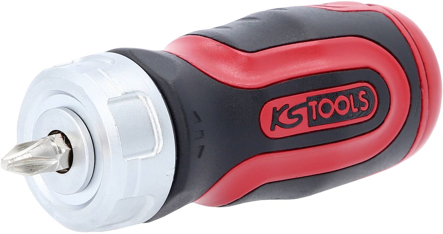Ein rot-schwarzer Schraubendrehergriff mit silbernem Metallverschluss und einer eingesetzten Schraubenspitze, markiert mit 'KS Tools'.