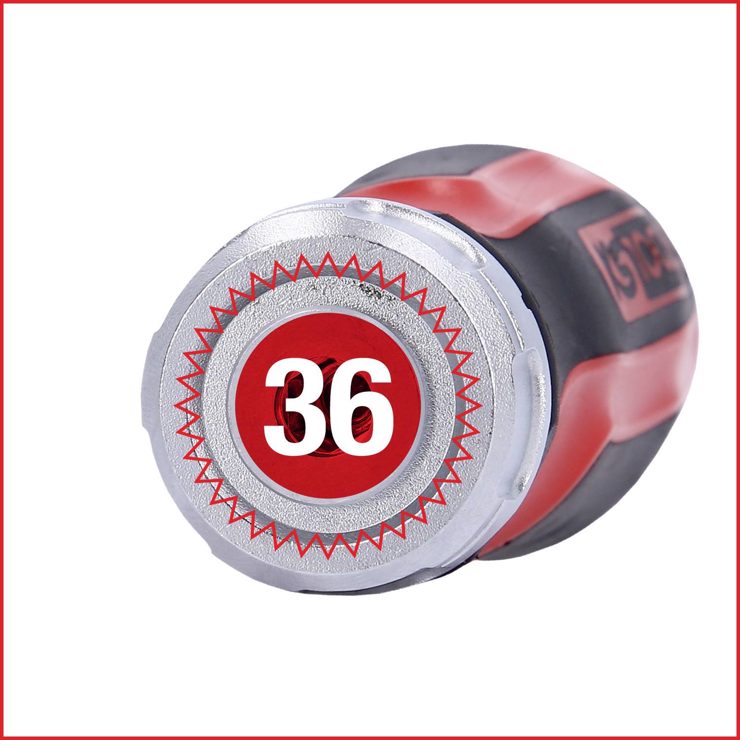 Ein runder Kofferraumgriff mit der Zahl '36' in weiß auf rotem Grund, umgeben von einem gezackten silbernen Rand.