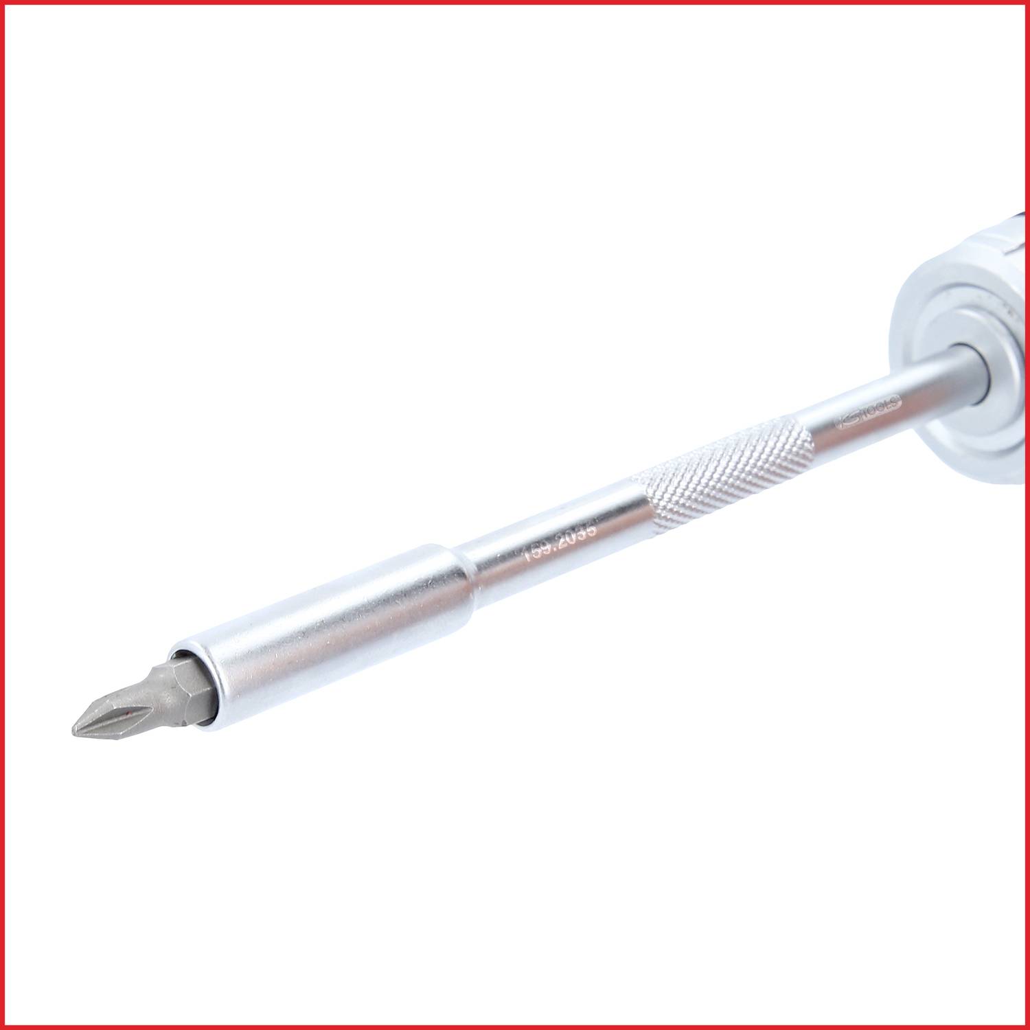 Ein silberner Schraubendreher mit Kreuzschlitzkopf liegt auf einer weißen Oberfläche. Der Griff ist strukturiert für besseren Halt.