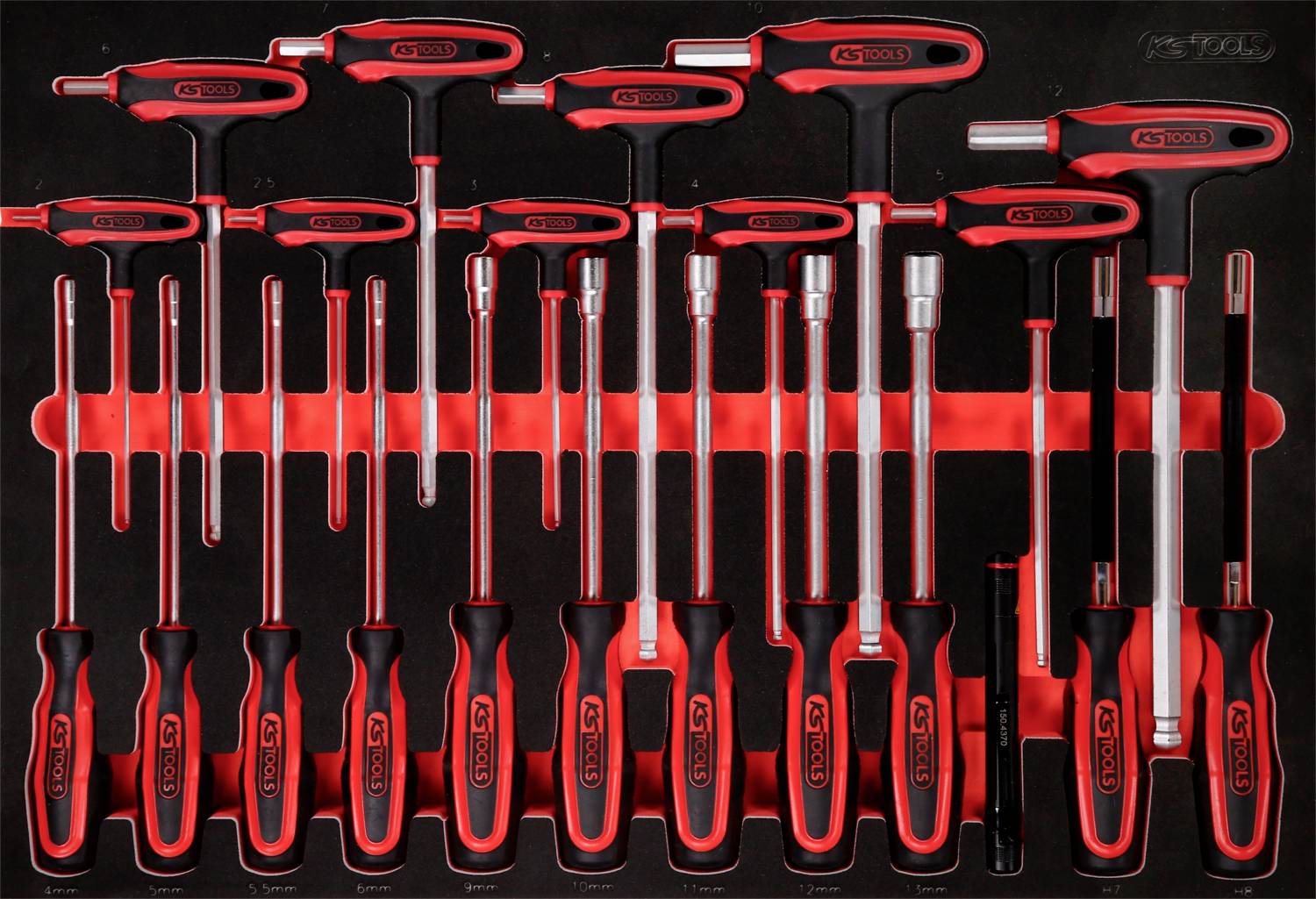 Ein Satz roter Schraubendreher in verschiedenen Größen und Formen in einem schwarzen Etui, jeder mit einem ergonomischen Griff.