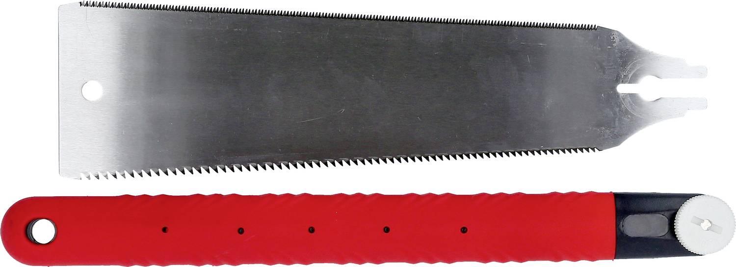 Metallsägeblatt mit gezackten Kanten und rotem, gummierten Griff, liegend auf einer weißen Fläche.