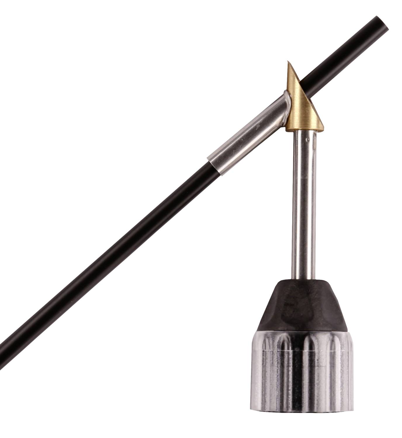 Eine moderne Designerlampe mit einem verstellbaren Metallarm und einem konischen Leuchtenschirm. Sie hat ein minimalistisches Design.