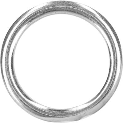 Ein einfacher, silberner Metallring auf weißem Hintergrund.