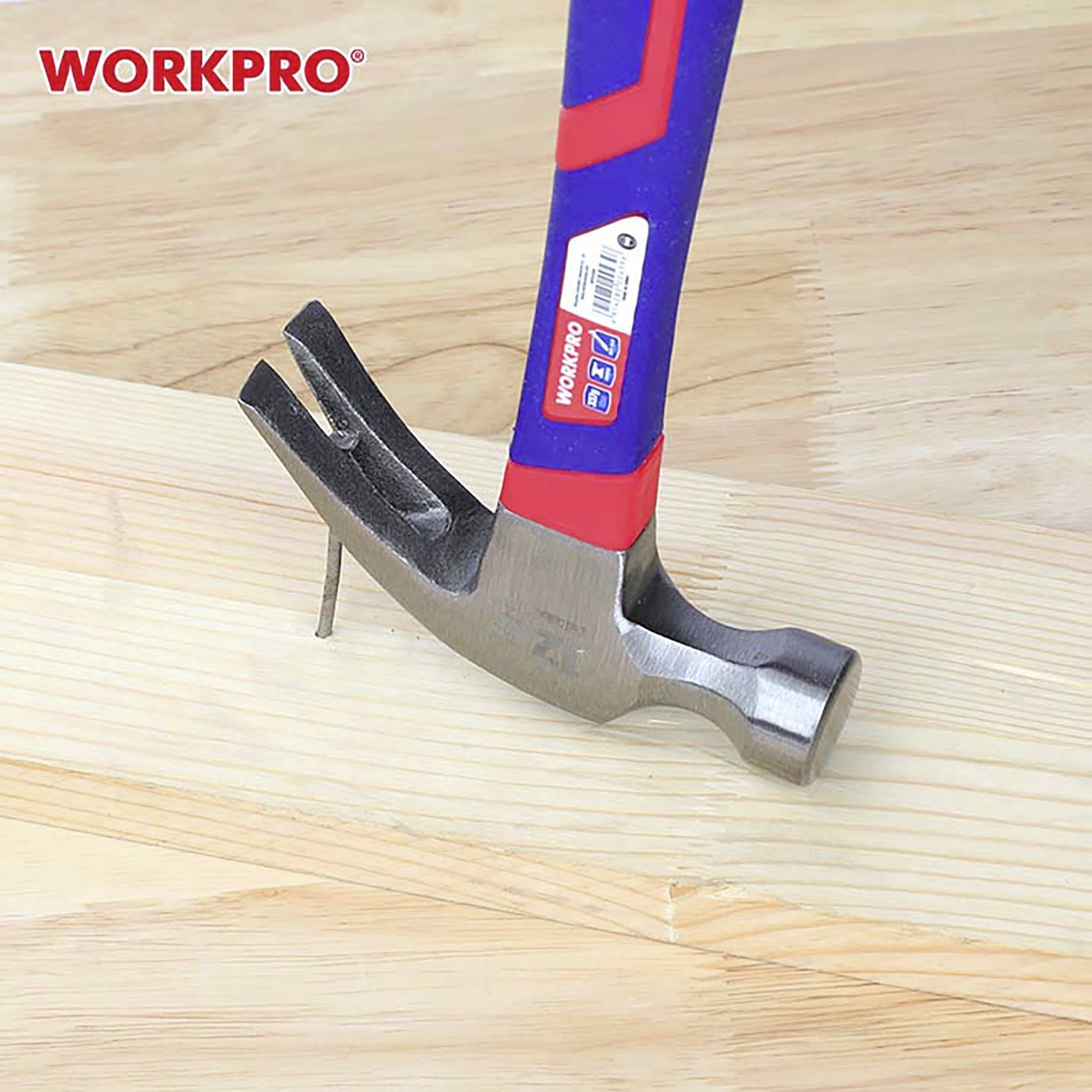 Ein Hammer von WORKPRO zieht einen Nagel aus einem Holzbrett.