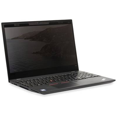 Laptop mit schwarzem Gehäuse und geöffneter Bildschirm auf weißem Hintergrund. Die Tastatur ist sichtbar.