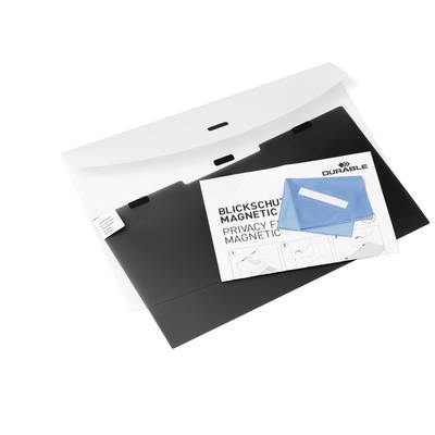 Schwarzer magnetischer Blickschutzfilter auf einer weißen Hintergrundfläche, daneben eine blaue Reinigungstuchhülle und Anleitung.