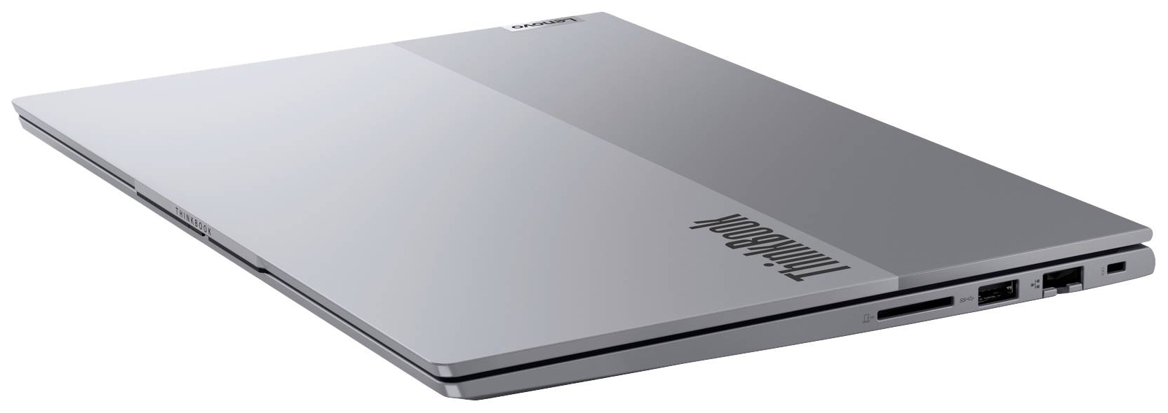 Ein geschlossener, silberner Laptop von Lenovo mit ThinkBook-Logo auf dem Deckel, gezeigt von der Seite mit sichtbaren Anschlüssen.