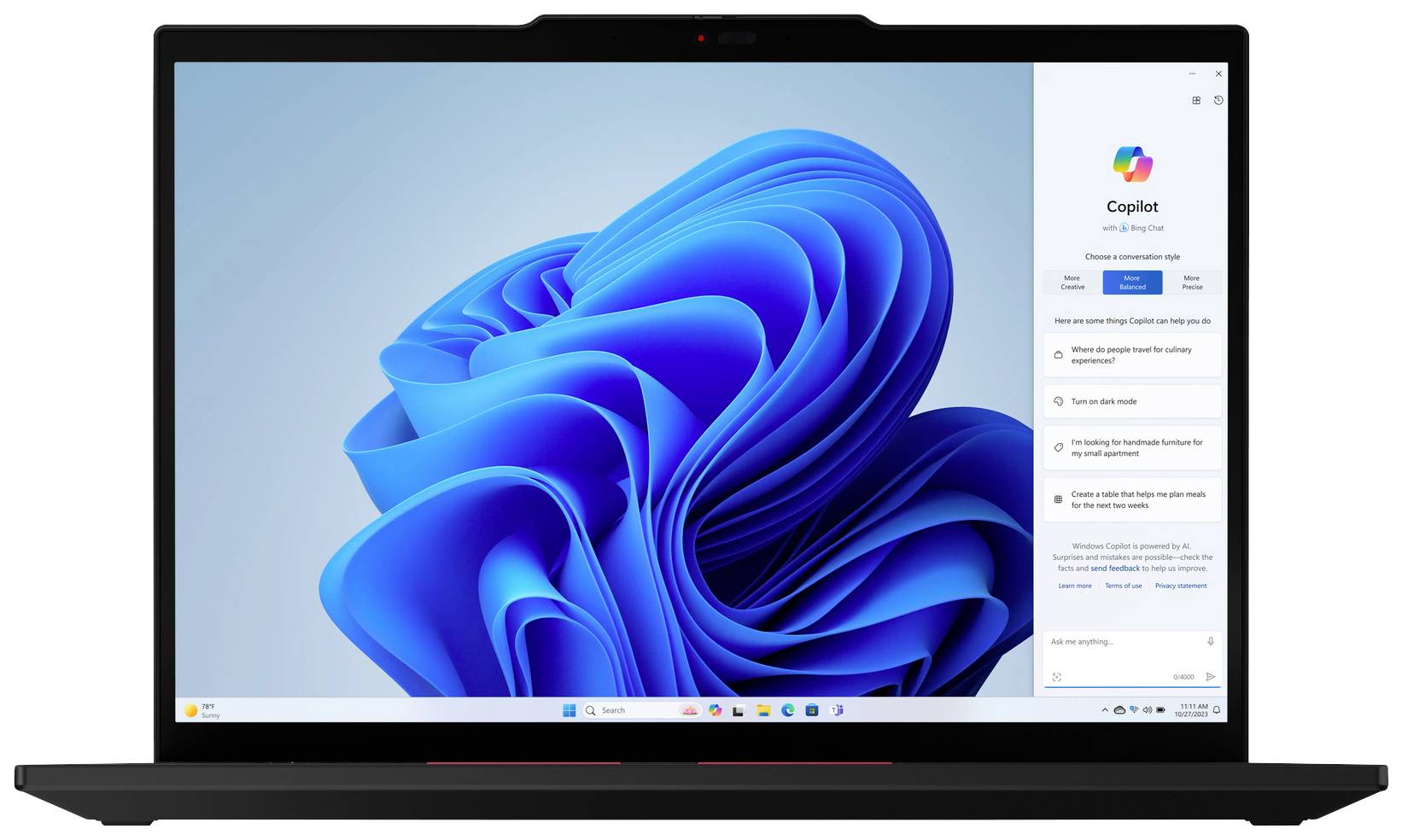 Ein Laptop-Bildschirm zeigt das Windows-Betriebssystem mit einem geöffneten Fenster des "Co-Pilot"-Assistenten auf der rechten Seite.