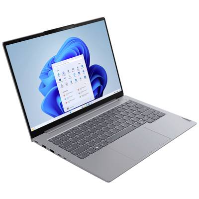 Ein geöffneter Laptop mit einem Bildschirm, der das Windows-Betriebssystem zeigt. Die Tastatur rechts daneben; moderne, schlanke Ausführung.