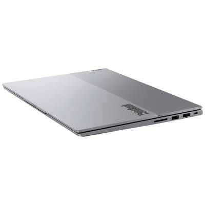 Ein geschlossenes silbernes Laptop von der Marke 'Lenovo ThinkPad', von hinten links betrachtet, zeigt die schlanke Bauweise.