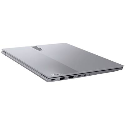 Ein silberner Laptop in seitlicher Ansicht mit USB- und HDMI-Anschlüssen auf der rechten Seite.