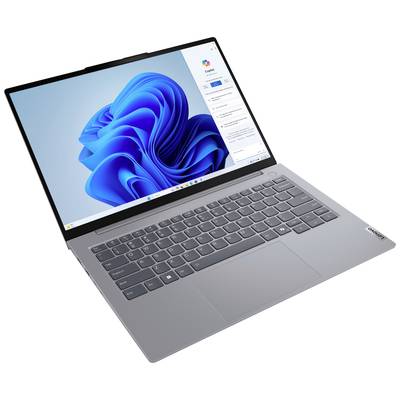 Laptop mit geöffnetem Display, Windows-Betriebssystem ist sichtbar. Tastatur und Touchpad gut erkennbar, silbernes Gehäuse.