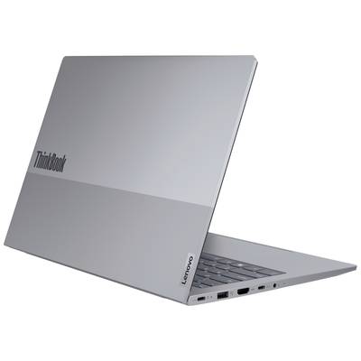 Ein silbernes Lenovo-ThinkBook-Laptop von der Seite, halb geöffnet, mit sichtbaren Anschlüssen auf der linken Seite.