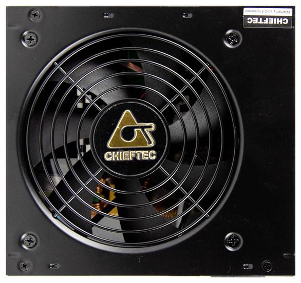 Ein schwarzes Computer-Netzteil mit einem großen Lüfter in der Mitte. Die Marke 'CHIEFTEC' ist in einem goldenen Dreieck zu sehen.