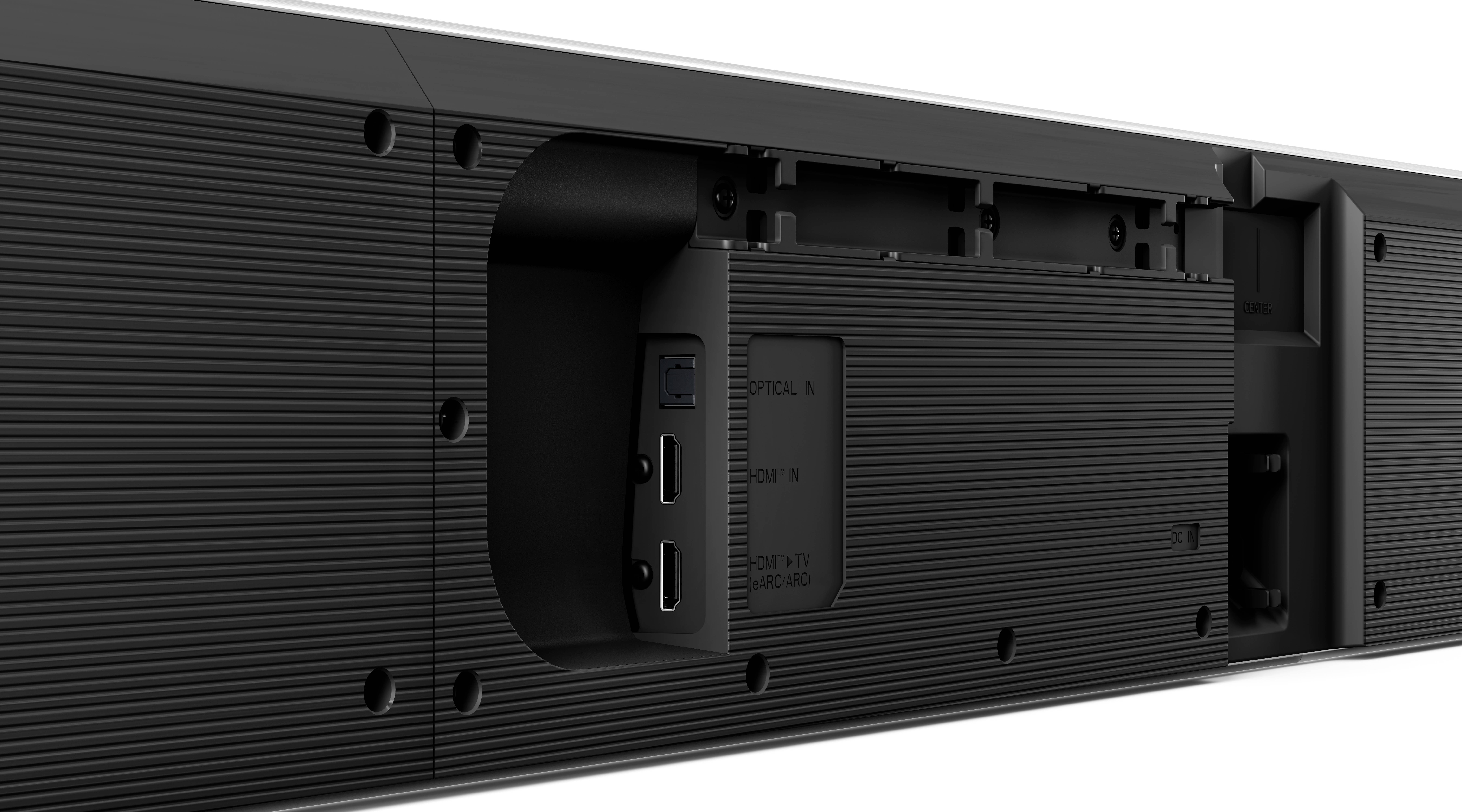 Ein Rückansicht einer Soundbar zeigt eine Vertiefung mit mehreren Anschlussmöglichkeiten für optische, HDMI- und USB-Verbindungen.