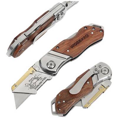 Ein Taschenmesser mit Holzgriff und Edelstahlklinge, teils gefaltet. Auf der Klinge steht 'STAINLESS STEEL'.
