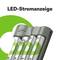 'LED-Stromanzeige' zeigt Ladestand von vier AA-Batterien in einem Ladegerät. Batterien sind teilweise geladen, Anzeige leuchtet grün.