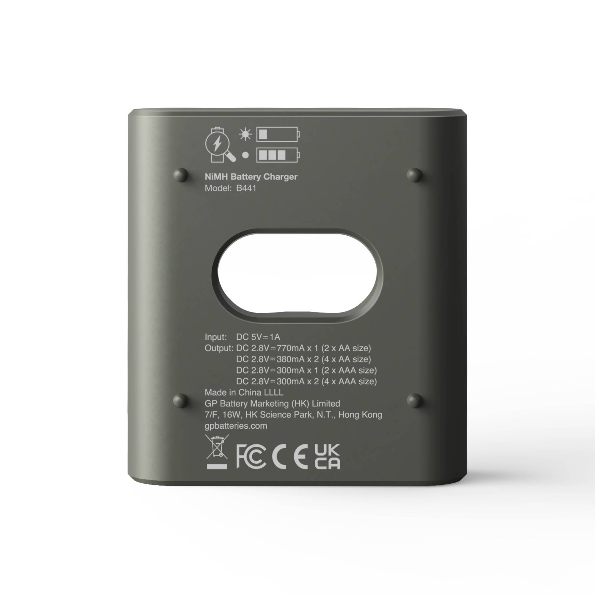 Ein schwarzes Batterieladegerät mit Spezifikationen: für AA- und AAA-Akkus geeignet, hergestellt von GP Battery Marketing Ltd.