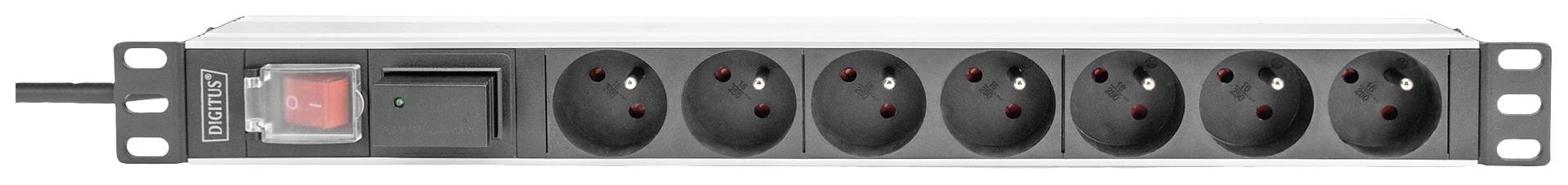 Stromverteilerleiste mit sechs Steckdosen und einem Netzschalter auf weißem Hintergrund.