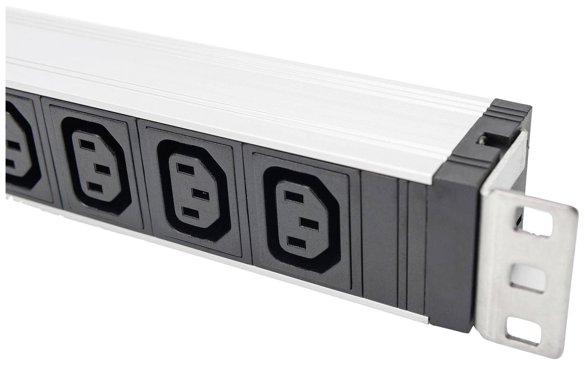 Eine Reihe von vier schwarzen IEC-Steckdosen in einem Aluminiumgehäuse, die für den Einbau in IT-Racks vorgesehen sind.