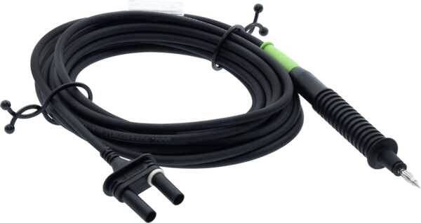 Ein schwarzes, gerolltes Messkabel mit zwei Steckern an einem Ende und einer Metallspitze am anderen Ende, verwendet für elektrische Messungen.