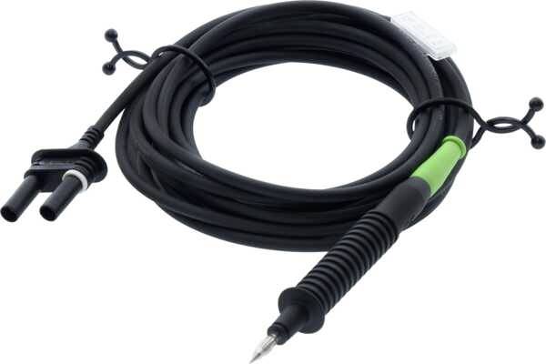 Ein langes, schwarzes Messkabel mit zwei Klemmen an einem Ende und einem spitzen Prüfkopf am anderen, geeignet für elektrische Tests.