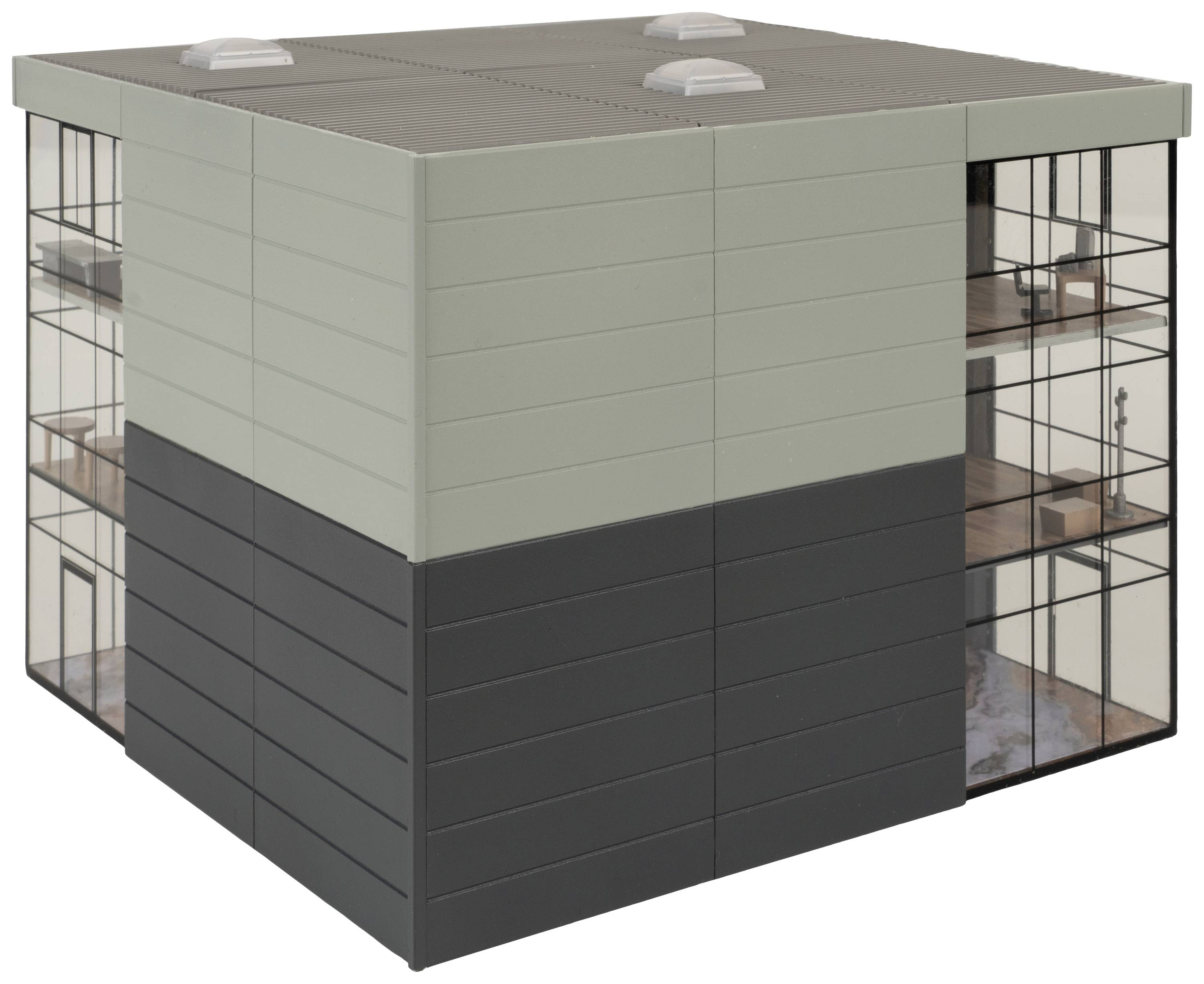 Ein modernes Gebäude-Modell mit drei Ebenen, charakterisiert durch Glaswände und minimalistische Inneneinrichtung.