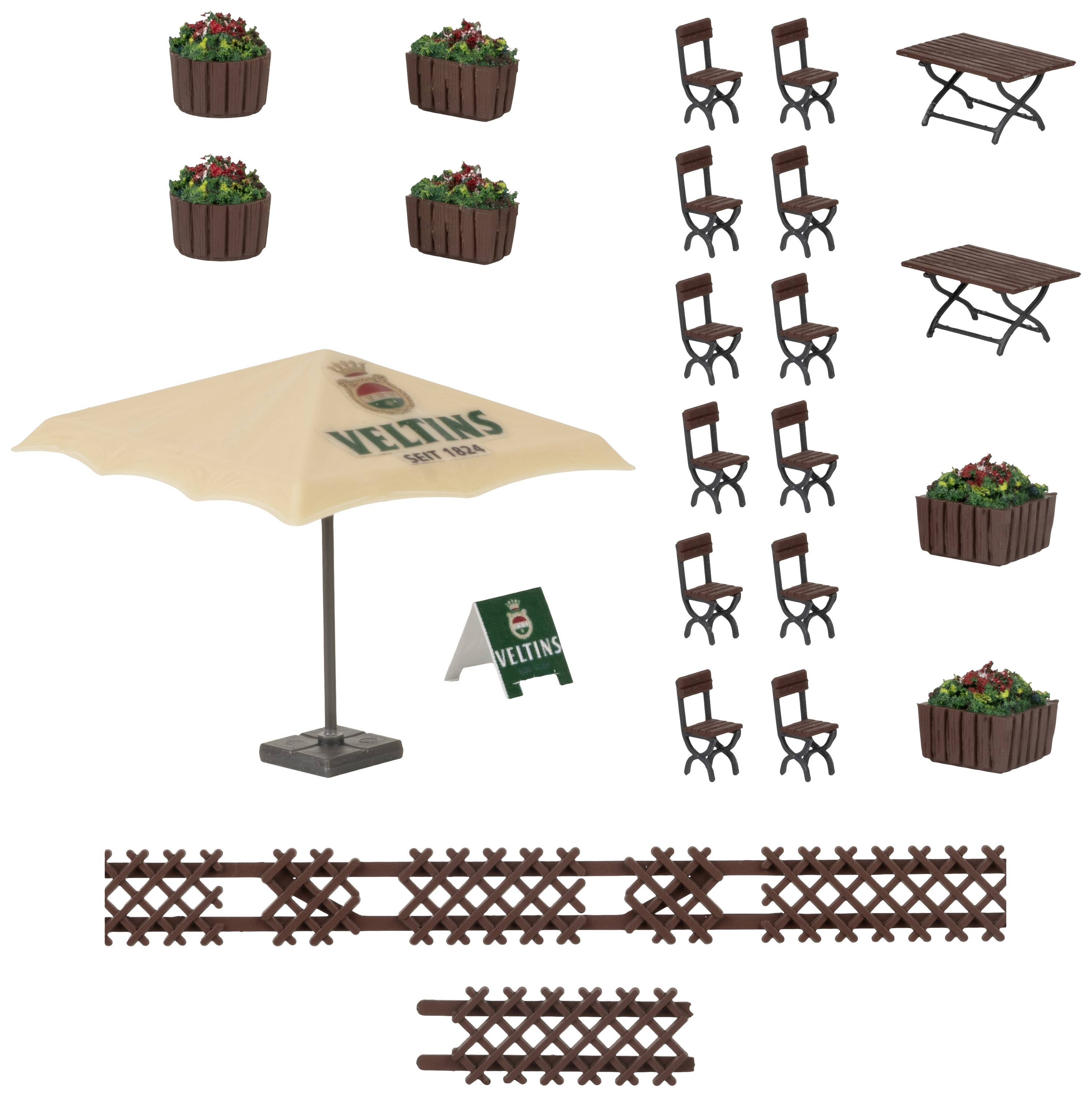 Biergarten-Set mit Sonnenschirm, Tischen, Stühlen, Blumenbeeten und Zaunelementen.