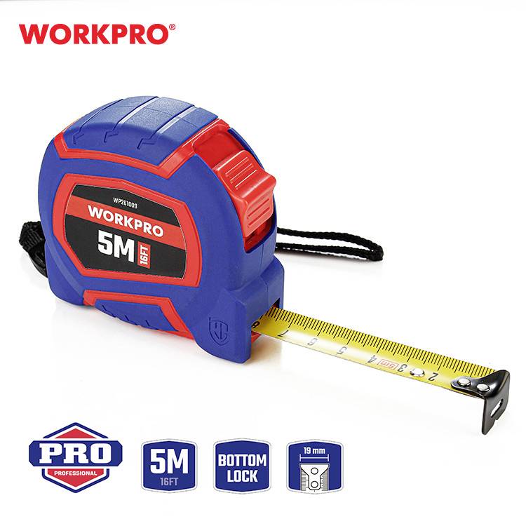 Ein blau-rotes 5-Meter-Maßband von WORKPRO mit gelbem Band und Bodenverriegelung, begleitet von drei Logos darunter.
