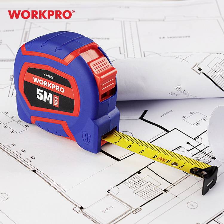 Ein rot-blaues Maßband zeigt 5 Meter, liegt auf ausgerollten Architekturplänen. Markenname 'WORKPRO' oben links.