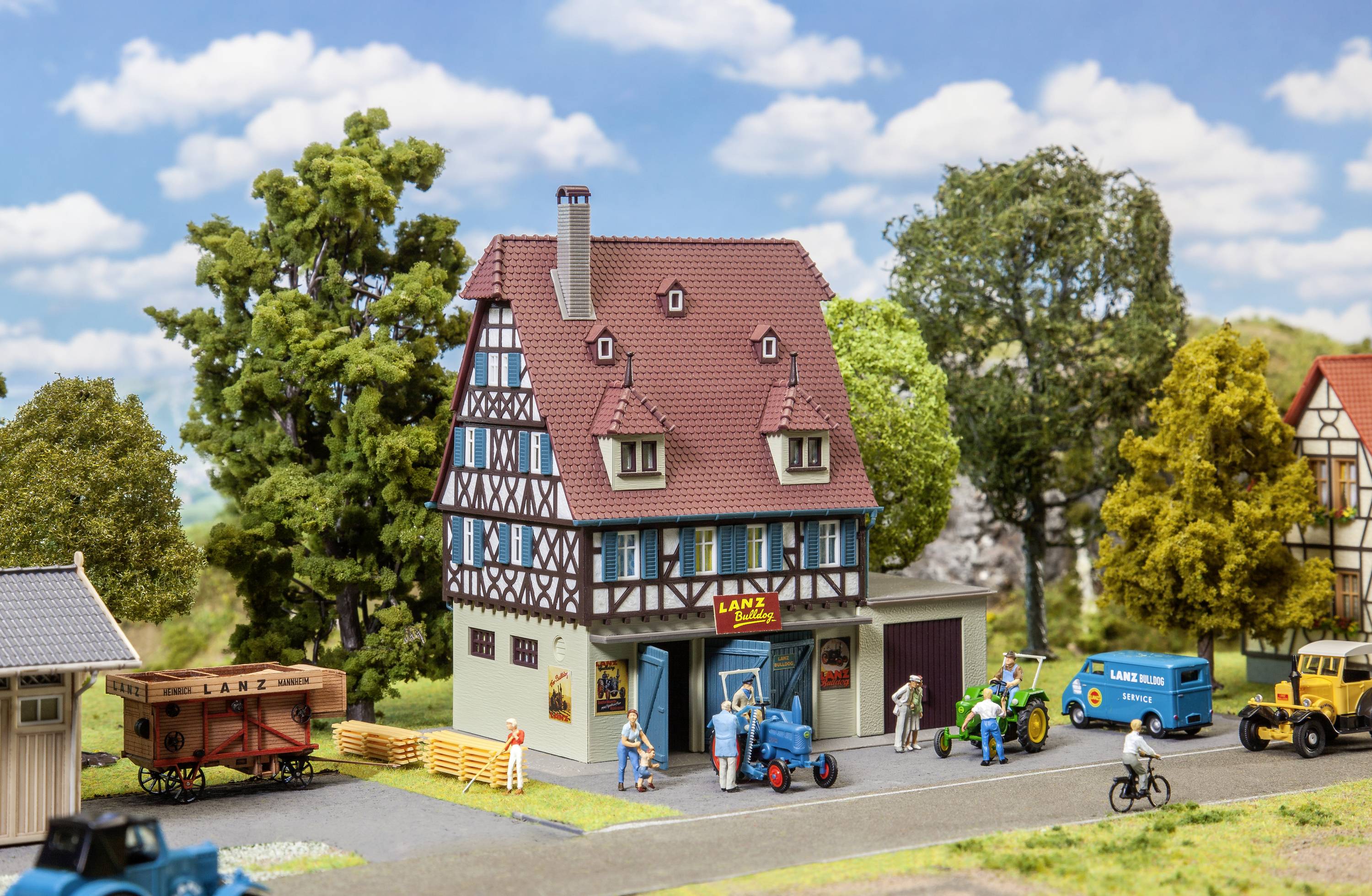 Ein Modell eines deutschen Dorfes mit Fachwerkhäusern und Menschen auf der Straße; ein ländliches Szenario dargestellt.
