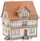 Fachwerkhaus-Modell mit Blumen an Fenstern, Ziegeldach und Eingängen. Architektur im traditionellen Stil, detailreich gestaltet.