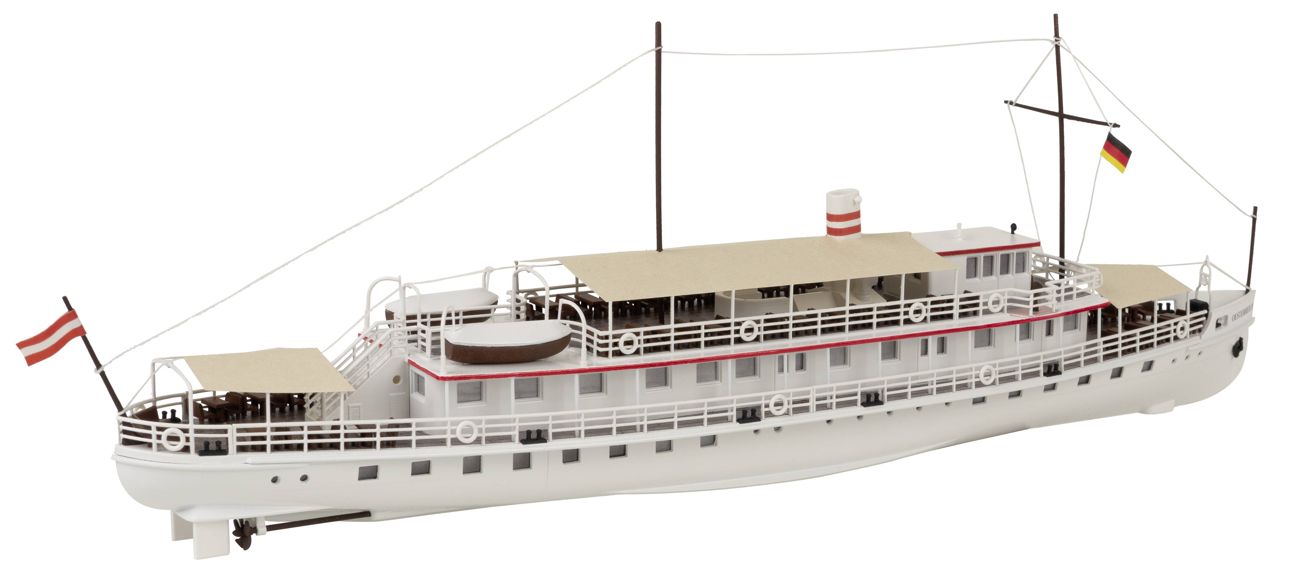 Ein Modell eines Passagierdampfers mit Flaggen. Das Schiff ist weiß mit roten Details und hat sichtbare Decks und Schornsteine.