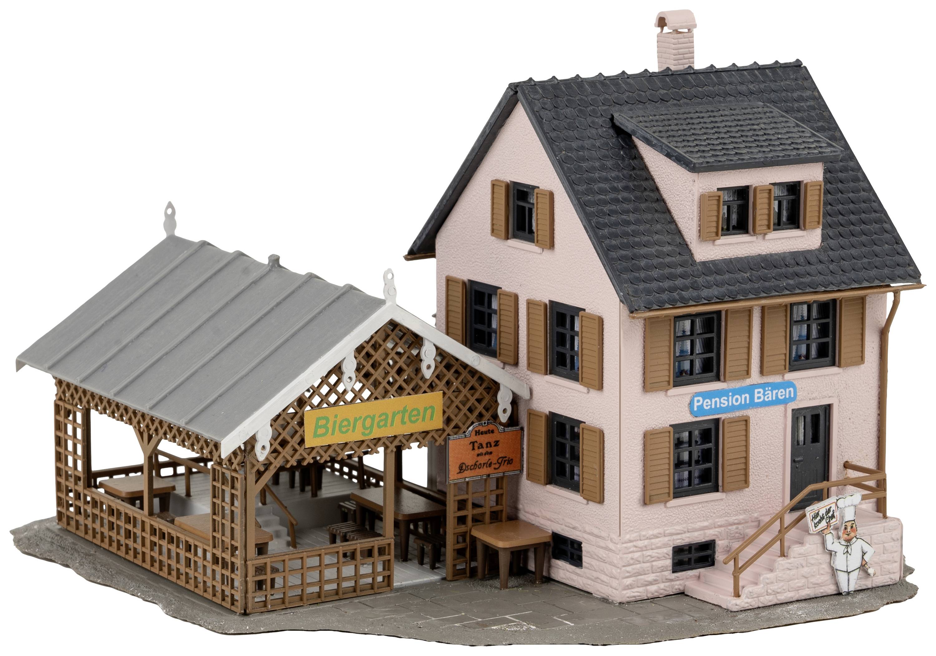 Ein Miniaturmodell zeigt einen Biergarten neben einer Pension mit den Schildern 'Biergarten' und 'Pension Bären', gestaltet im Fachwerkstil.