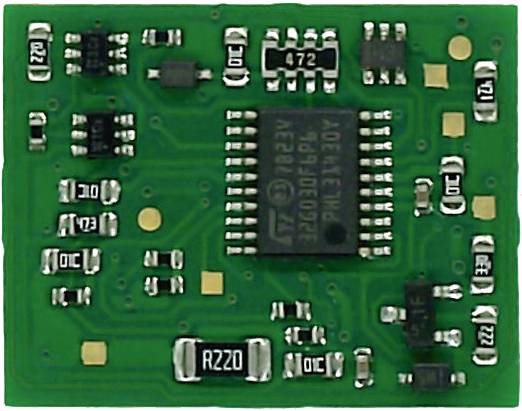 Grüne elektronische Leiterplatte mit schwarzem Mikrochip und mehreren silbernen Anschlüssen, widerstandsähnlichen Komponenten.