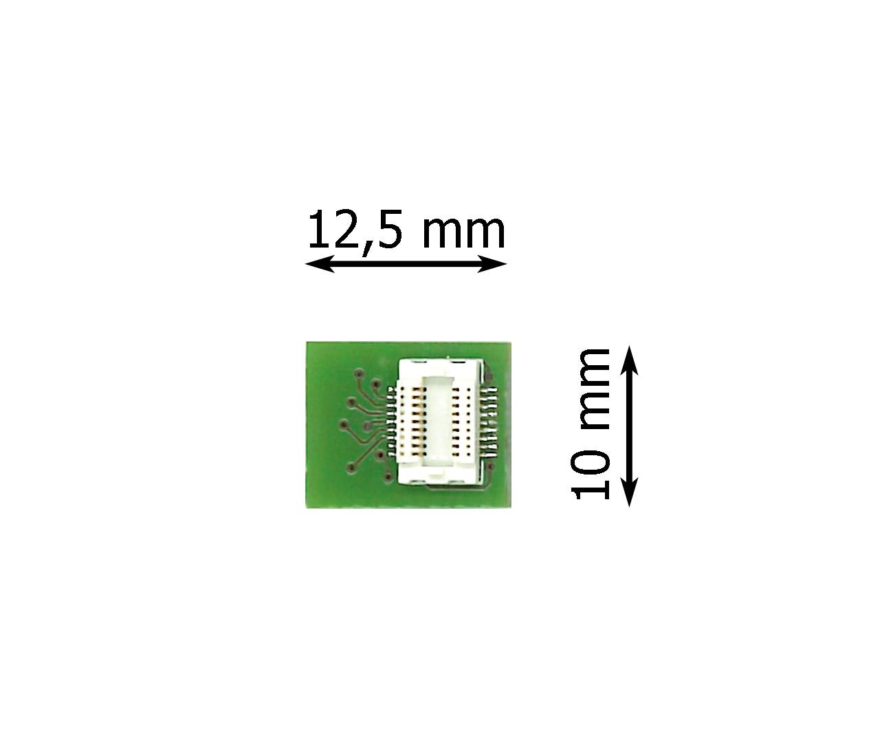 Ein rechteckiger grüner Mikrochip, 12,5 mm in der Breite und 10 mm in der Höhe, zeigt darauf verlötete Kontakte.
