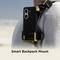 Smartphone in einem Halter auf einem Rucksackgurt montiert, mit Text 'Smart Backpack Mount', geeignet für freihändige Nutzung unterwegs.